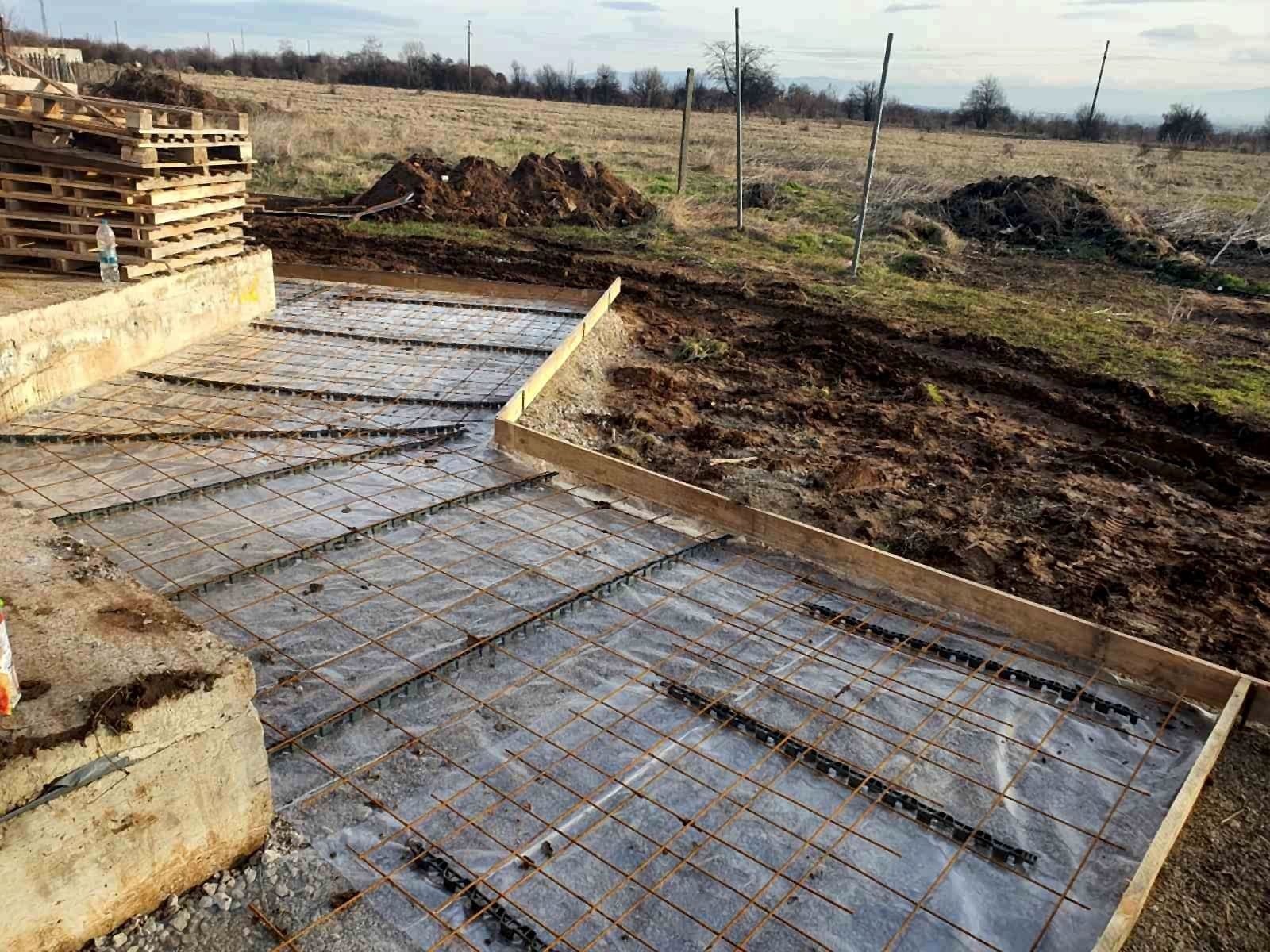 Армировъчна мрежа и кофраж за бетонова основа в поле